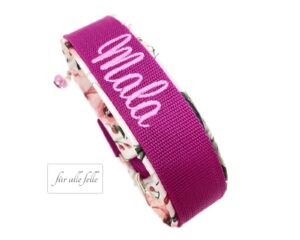 Charmantes personalisiertes Hundehalsband mit Namen 'Mala' in Lila Gurtband, liebevoll handgefertigt von 'Für alle Felle' – ein elegantes Accessoire für Ihren Vierbeiner.