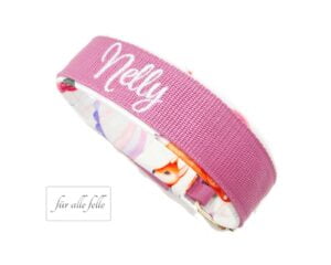 Hundehalsband mit Namen: 'Nelly' Individuell gestickt auf Gurtband in strahlendem Pink mit fröhlichem Muster, handgefertigt von 'Für alle Felle'.
