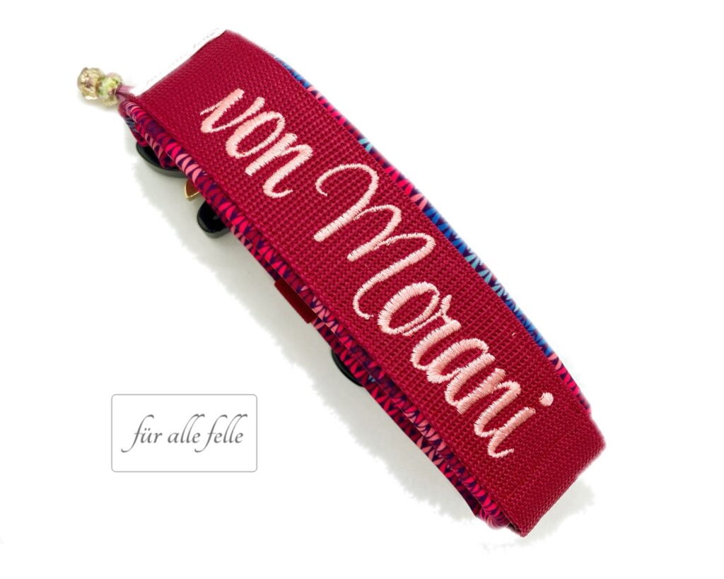 Hundehalsband mit Namen: 'von Morani' Individuell gestickt auf rotem Gurtband in rosa, handgefertigt von 'Für alle Felle'.