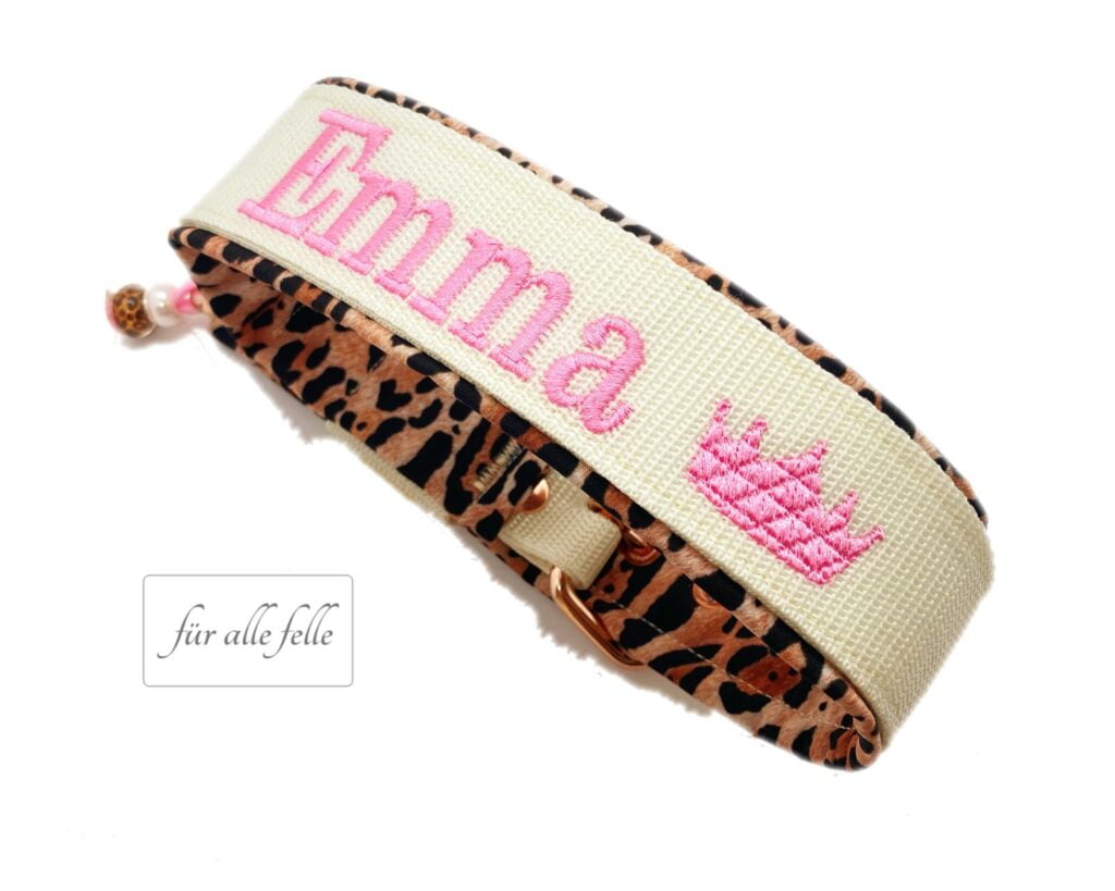 Hundehalsband mit Namen: 'Emma' mit Krone Individuell gestickt auf beige Gurtband in pink, handgefertigt von 'Für alle Felle'.