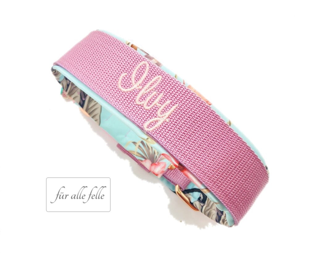 Hundehalsband mit Namen 'July' in charmantem Rosa mit fröhlichem Hawaii Blumenmuster, handgefertigt von 'Für alle Felle' – ein zauberhaftes Accessoire für Ihren Liebling.