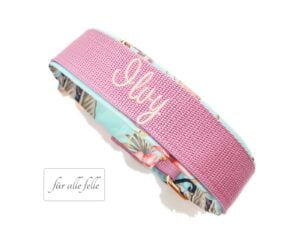 Hundehalsband mit Namen 'July' in charmantem Rosa mit fröhlichem Hawaii Blumenmuster, handgefertigt von 'Für alle Felle' – ein zauberhaftes Accessoire für Ihren Liebling.