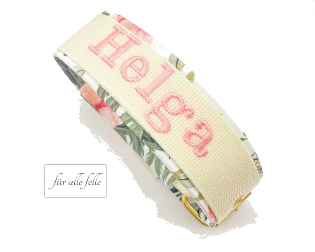 Hundehalsband mit Namen 'Helga' gestickt auf weißen Gurtband mit elegantem Softshell Blumenmuster, handgefertigt von 'Für alle Felle' für den stilvollen Vierbeiner.