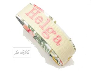 Hundehalsband mit Namen 'Helga' gestickt auf weißen Gurtband mit elegantem Softshell Blumenmuster, handgefertigt von 'Für alle Felle' für den stilvollen Vierbeiner.