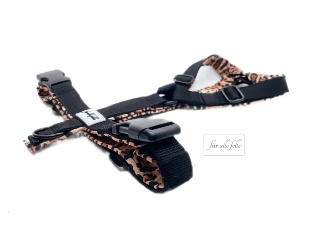 Stylisches Brustgeschirr für Hunde in Leopardenoptik, aus weichem gepolsterten Material für höchsten Komfort bei jedem Spaziergang.