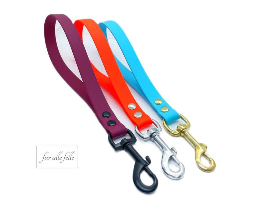 Unsere Palette an Kurzführer Biothane® Leinen in verschiedenen Farben mit hochwertigen Beschlägen.