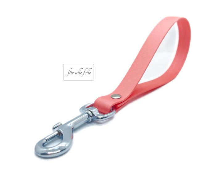 Der Kurzführer Biothane® in Zartrosa mit hochglanzpolierten Beschlägen – ein Statement von Stil und Nachhaltigkeit.