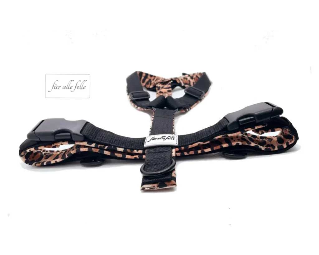Gepolstertes Hundegeschirr im Leopardenmuster mit verstellbaren Gurten für kleine und große Hunde, garantiert ein weiches Tragegefühl.