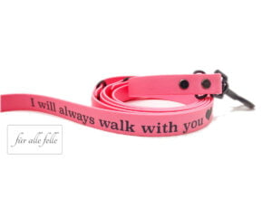 Rosa BioThane®-Hundeleine mit der rührenden Gravur 'I will always walk with you' – robust und stilvoll für tägliche Spaziergänge, präsentiert von 'Für alle Felle'.