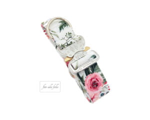 Handgefertigtes Softshell-Hundehalsband mit Rosenmotiv und Premium COBRA®-Schnalle von "Für alle Felle", vereint Eleganz und Qualität.