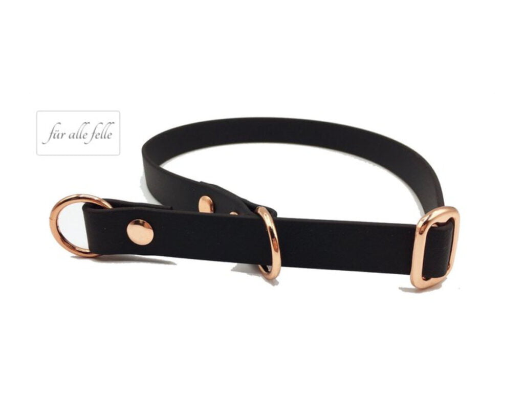 Schwarzes Biothane® Zugstophalsband mit roségoldenen Beschlägen, handgefertigt für anspruchsvolle Hunde von 'Für alle Felle'.