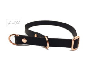 Schwarzes Biothane® Zugstophalsband mit roségoldenen Beschlägen, handgefertigt für anspruchsvolle Hunde von 'Für alle Felle'.