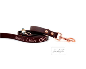 Individuelle dunkelbraune BioThane®-Hundeleine mit 'Aussie Liebe' Gravur und stilvollen Kupferbeschlägen, handgefertigt von 'Für alle Felle'.
