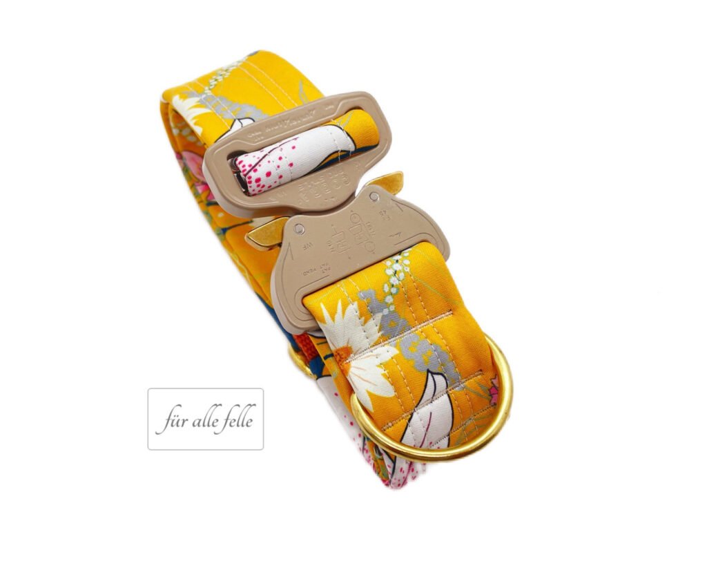 Leuchtendes Softshell-Hundehalsband mit Blumenmuster und COBRA®-Schnalle von "Für alle Felle", perfekt für stilbewusste Vierbeiner.