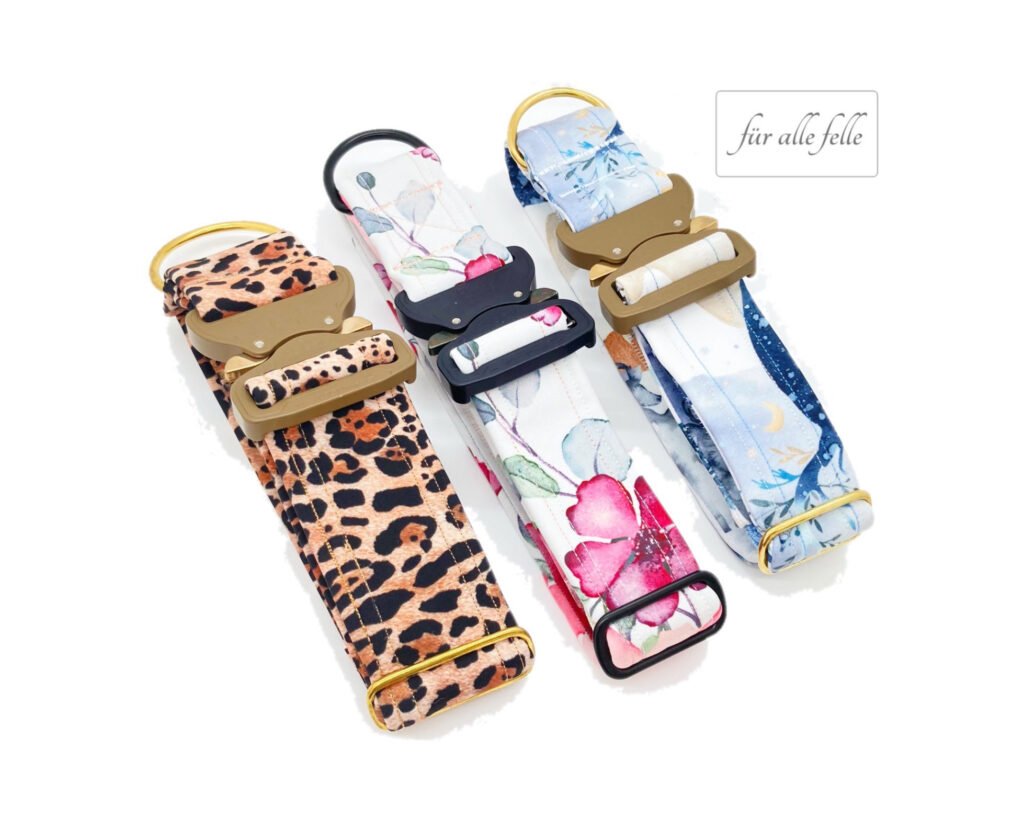 Eine Auswahl von Softshell-Hundehalsbändern mit verschiedenen Mustern und Premium COBRA®-Schnallen, präsentiert von "Für alle Felle" – Ausdruck von Persönlichkeit und Modebewusstsein.