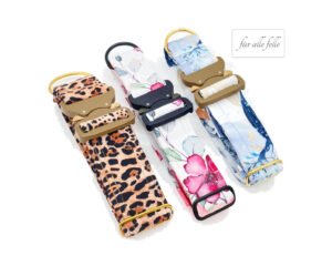 Eine Auswahl von Softshell-Hundehalsbändern mit verschiedenen Mustern und Premium COBRA®-Schnallen, präsentiert von "Für alle Felle" – Ausdruck von Persönlichkeit und Modebewusstsein.