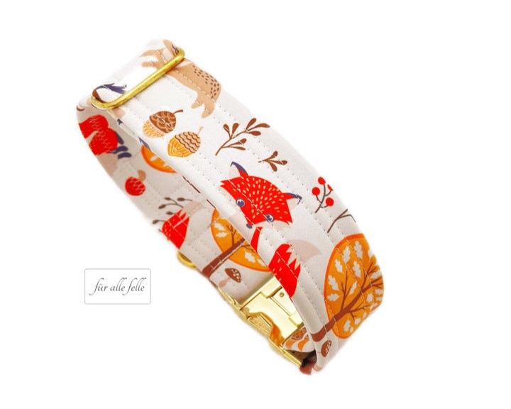 Softshell Hundehalsband mit herbstlichem Waldmotiv, roten Füchsen und goldenen Blättern, komplettiert mit einer glänzenden Goldschnalle, von 'Für alle Felle'.