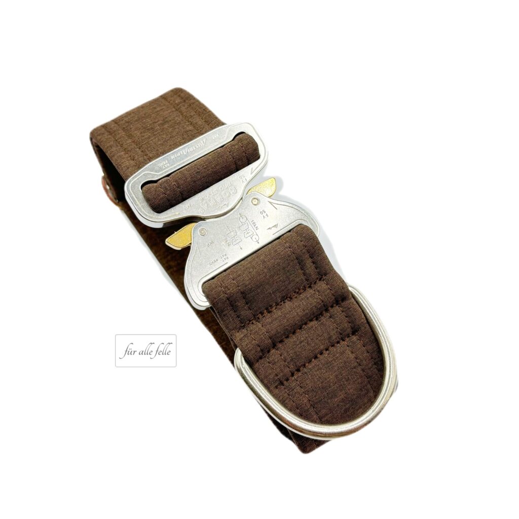 Softshellhalsband in braun mit silberner Cobraschnalle