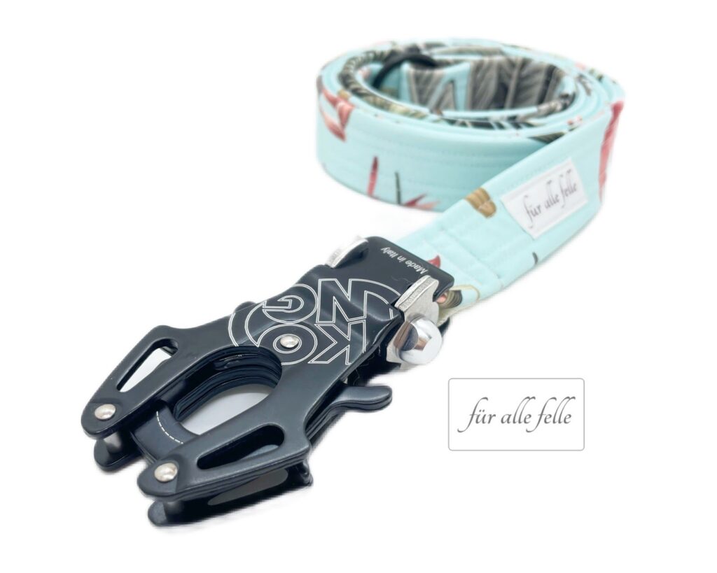 Handgefertigte Softshell-Hundeleine mit 'Hawaiianische Blüten' Muster und Kong Frog® Karabiner, verziert mit dem Logo von 'Für alle Felle'.