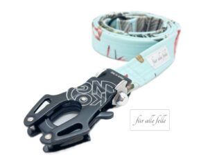 Handgefertigte Softshell-Hundeleine mit 'Hawaiianische Blüten' Muster und Kong Frog® Karabiner, verziert mit dem Logo von 'Für alle Felle'.