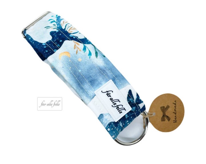 Softshell Hundehalsband mit winterlichem Nachthimmelmotiv und silberner Schnalle, versehen mit dem 'Für alle Felle' Marken-Tag.