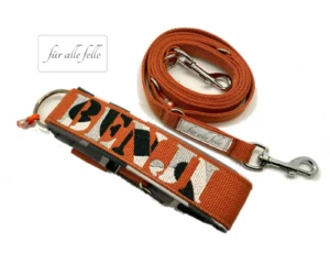 Breites Hundehalsband in Terrakotta mit dem einzigartigen Camouflage-Namen 'Benji' in Schwarz und Weiß, komplett mit einer farblich abgestimmten Leine, handgefertigt von 'Für alle Felle'