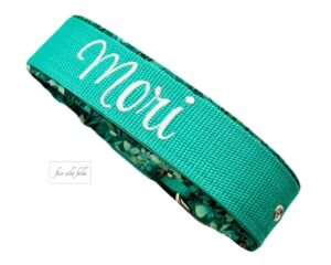 Hundehalsband mit Namen: 'Mori' Individuell gestickt auf Gurtband in Grün mit Natur Muster, handgefertigt von 'Für alle Felle'.