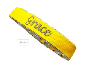 Hundehalsband mit Namen: 'Grace' Individuell gestickt auf gelben Gurtband in grauen Schrift, handgefertigt von 'Für alle Felle'.