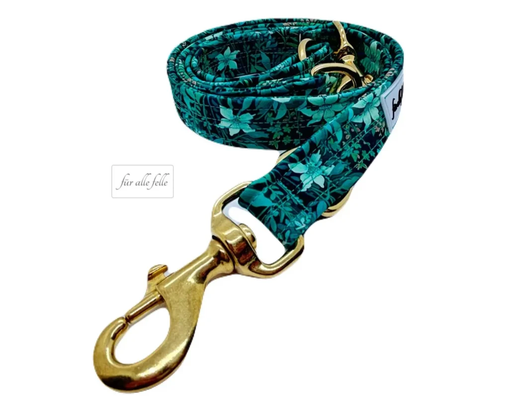 Luxus Hundeleine aus Softshell mit Verdigris Flowers Muster und Messing Karabinerhacken von 'für alle Felle'