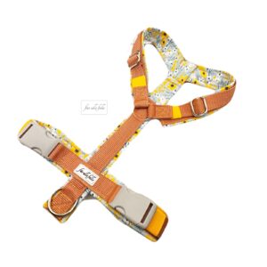 Brustgeschirr in der Größe M, hellbraunem Gurtband und Softshellunterlegung im Stoff "Lieblingsgelb".