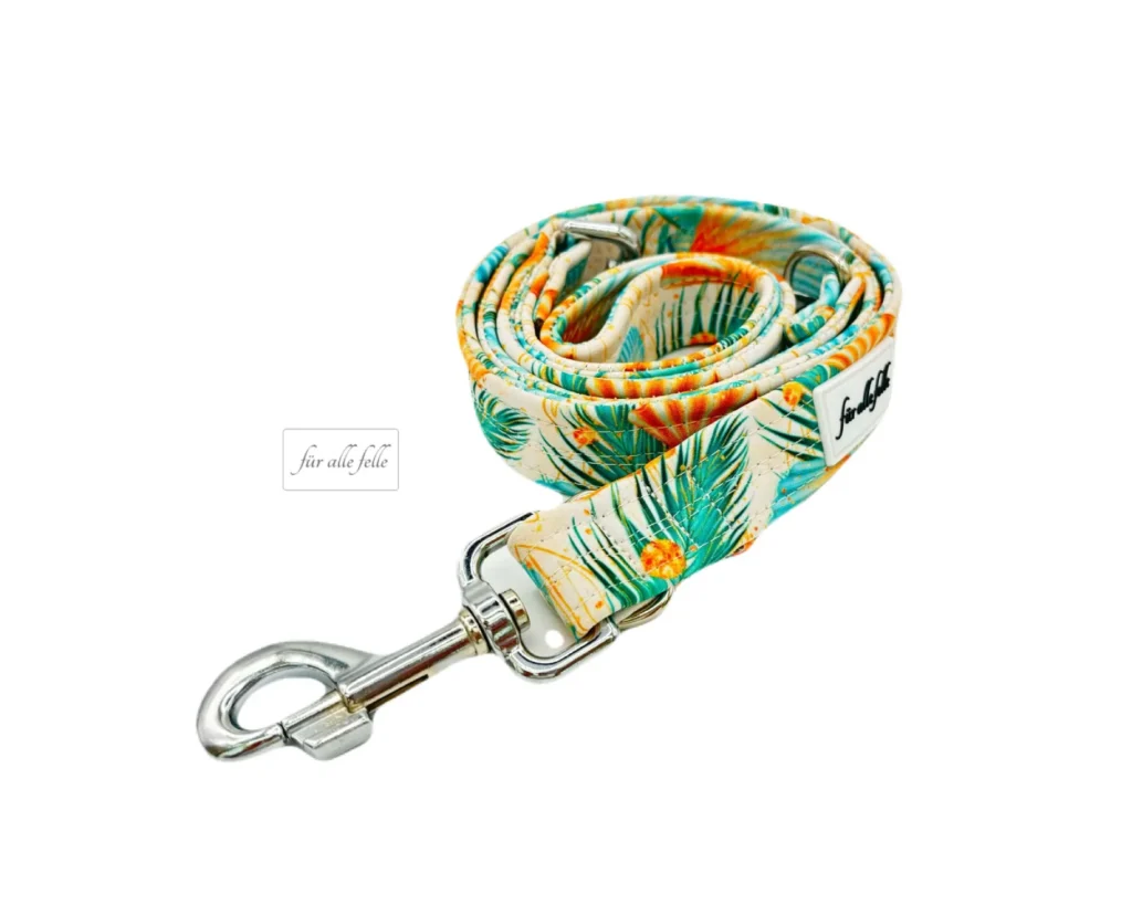 Bunte Hundeleine aus Softshell-Stoff mit tropischem Palmen-Muster, Metallkarabiner und fuerallefelle.net-Label, ideal für Strand und Sommer
